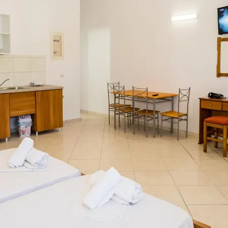 Strip Mall Apartamento Laganas