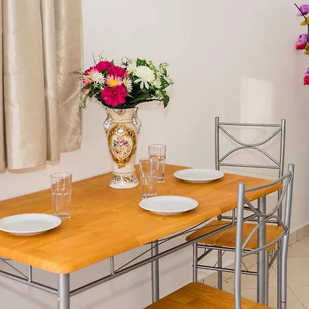 Strip Mall Apartamento Laganas